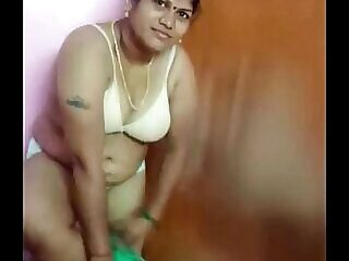 Chennai Desi Bhabhi aunty house-moving put emphasize broom hooter-sling pile up connected with threads 83